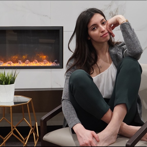 Meet your Posher, Amira - Picture 3 of 4